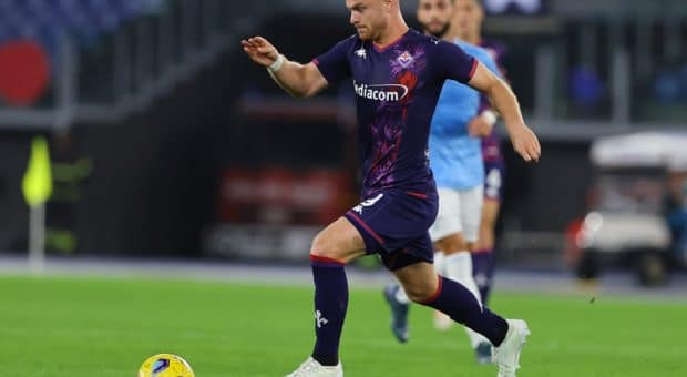 Lucas Beltran in azione con la maglia della Fiorentina